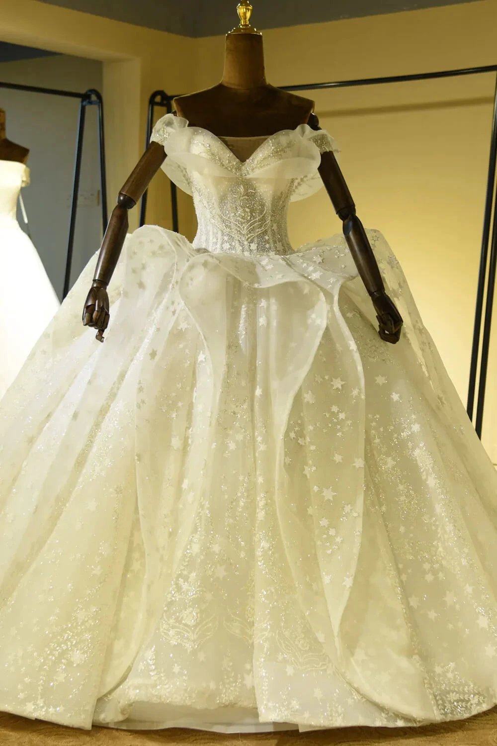 Luxury Sweetheart Lace-up Tulle Ball Gown Wedding Dress with Ruffles (ZD13901) - VelvetHem