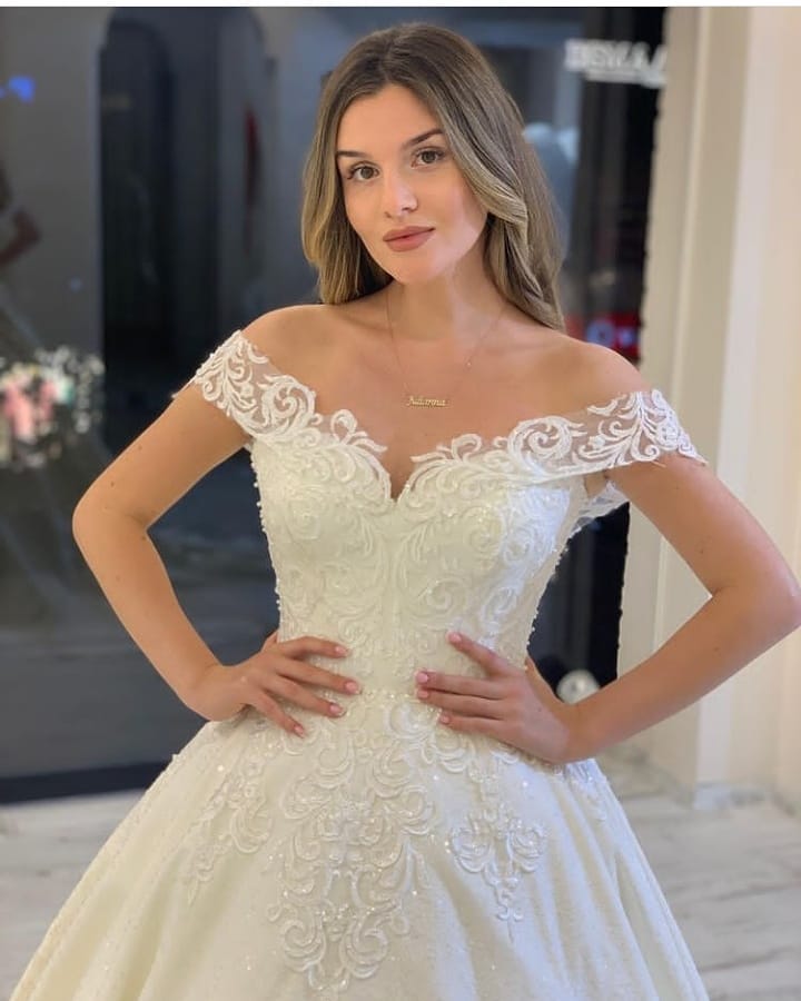 Off-the-Shoulder Ball Gown Wedding Dress Lace Appliques Bridal Gown (ZD17523)