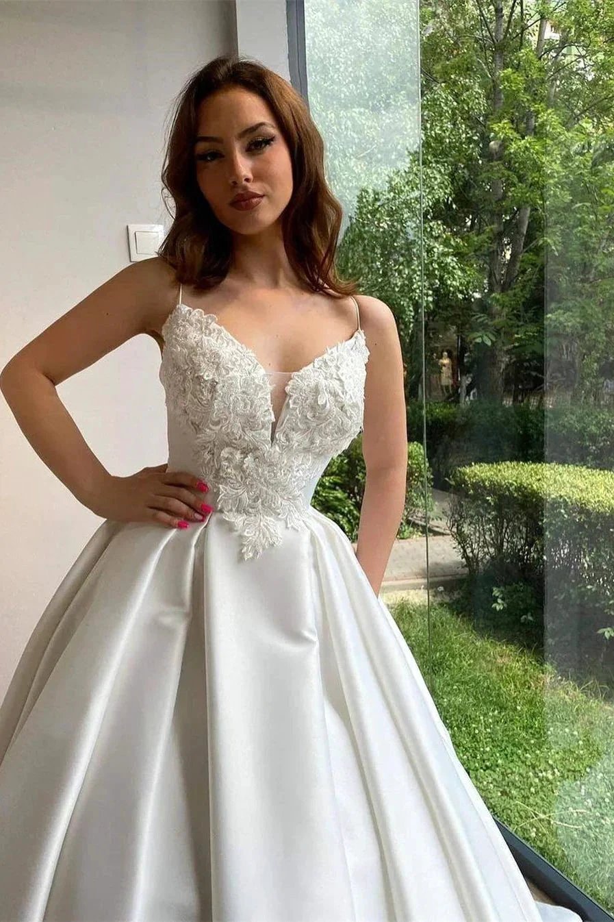 Romantic Spaghetti Straps White Lace Appliques Aline Wedding Dress Sleeveless Bridal Dress with Train (ZD14702)