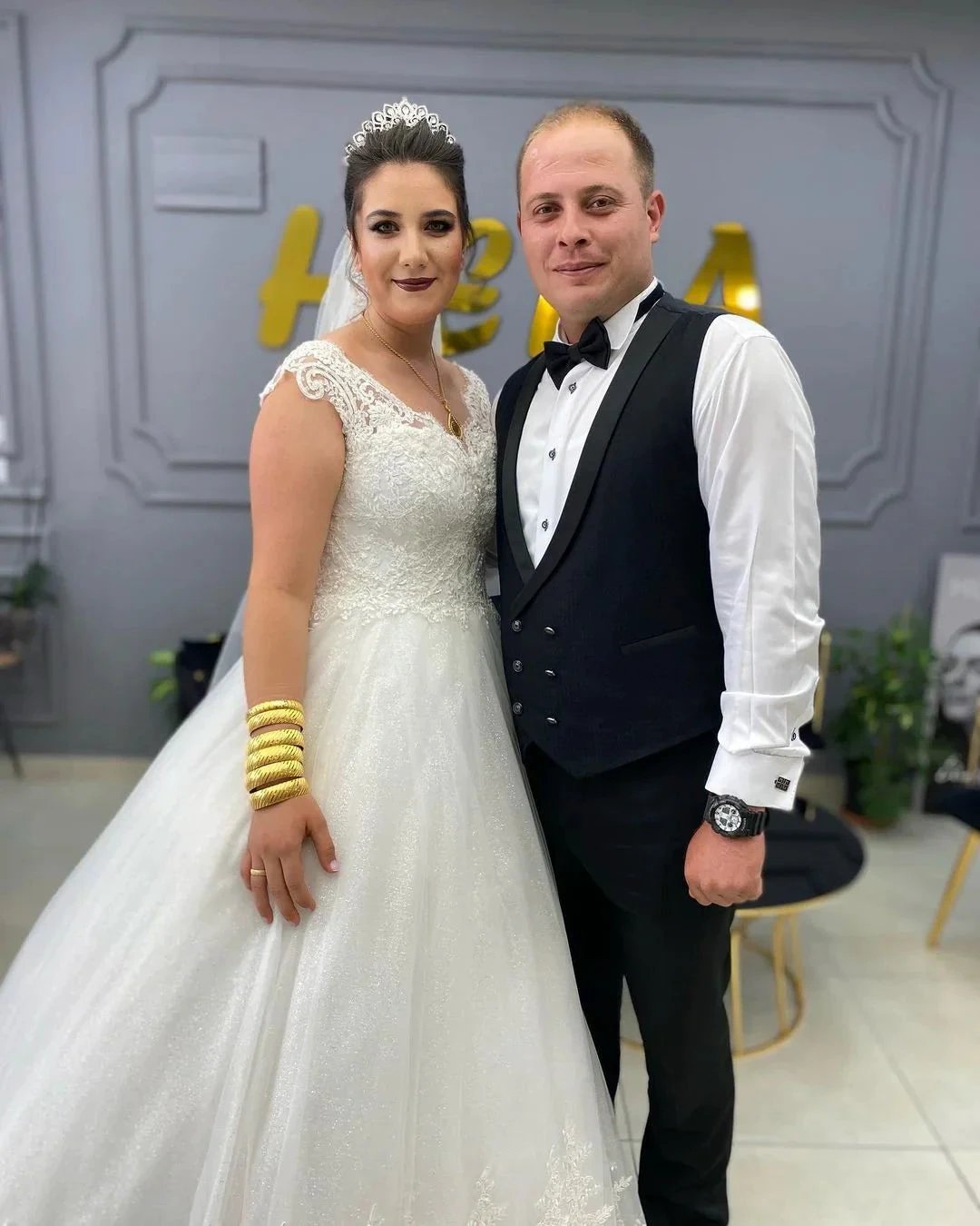 Simple Long A-line V-neck Lace Tulle Wedding Dress (ZD15152)
