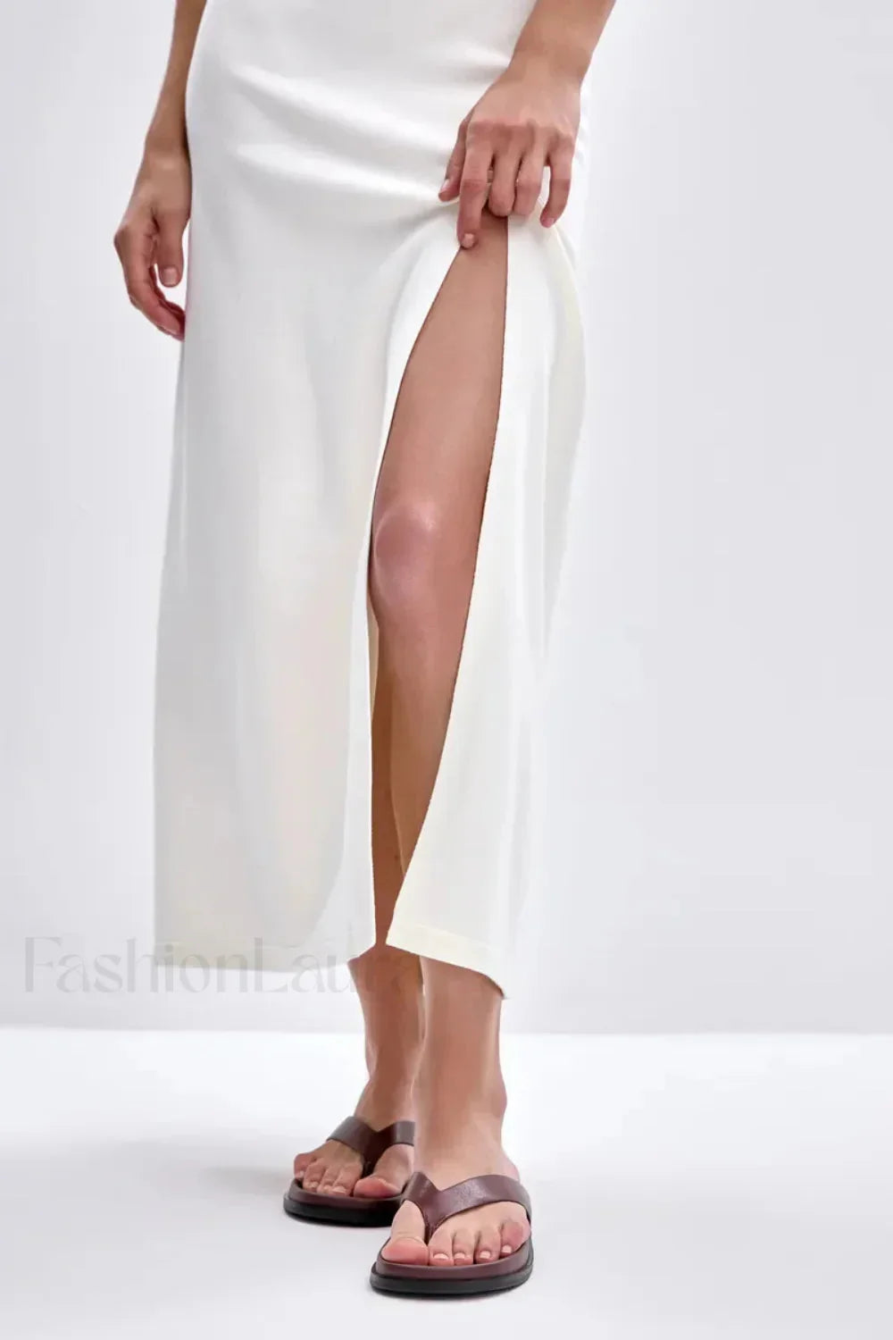 Sleeveless Split Bodycon Dress with Relaxed Fit and Modern Casual Wear