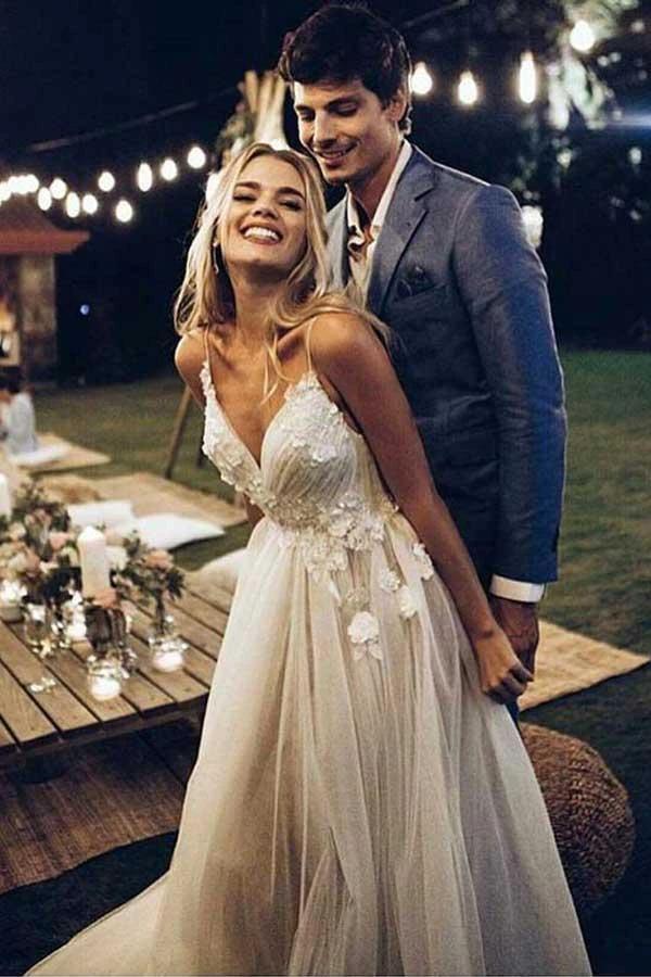Spaghetti Strap V Neck Beach Wedding Dresses Backless Bridal Dresses (ZD16035)