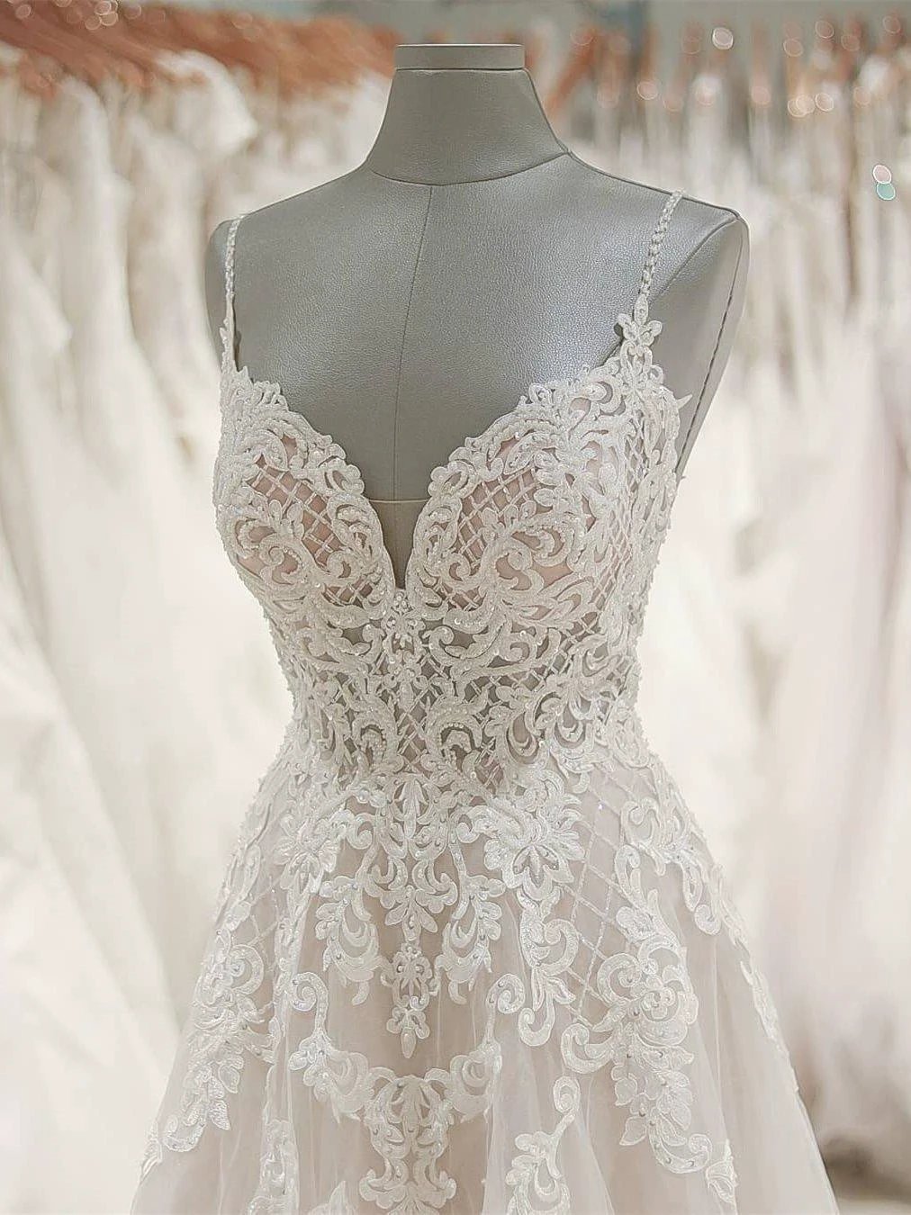 Strap V Neck Beach Wedding Dresses Backless Ivory Tulle Wedding Dress (ZD16369)