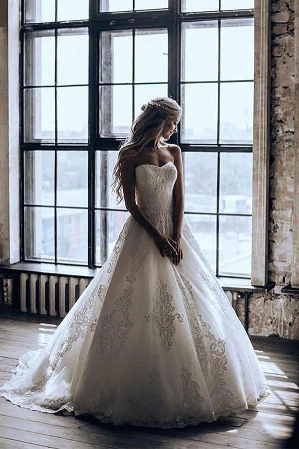 Sweetheart Ball Gown Sweep Train Tulle Wedding Dress with Appliques (ZD15317)