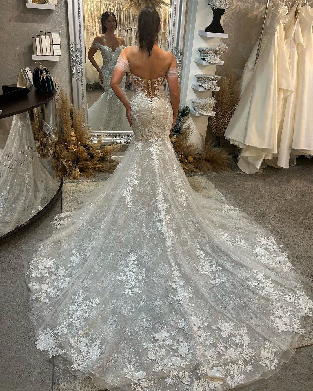 Trendy Floor Length Sweetheart Sleeveless Off-The-Shoulder Lace Wedding Dress with Chapel Train (ZD15764)