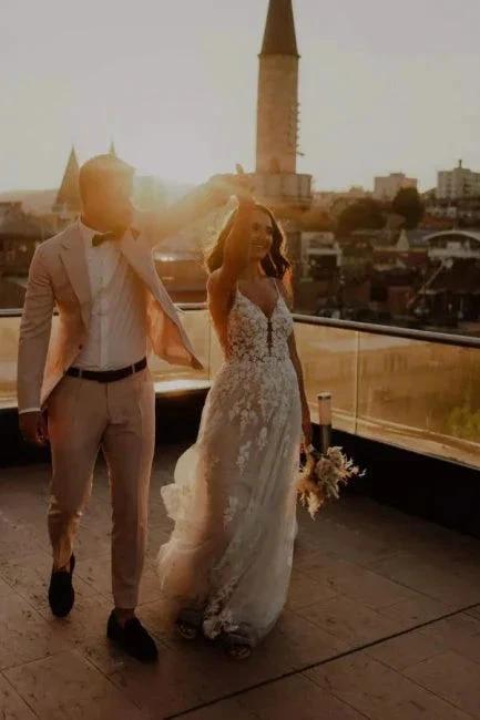 Unique Spaghetti Straps Sleeveless Column Floor-Length Lace Wedding Dresses with Appliques (ZD14656)