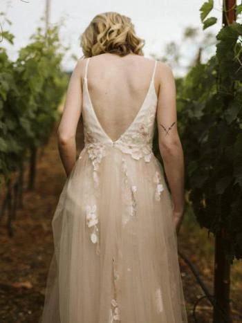 V Neck Spaghetti Strap Wedding Dresses Bridal Dress Lace Applique (ZD15392)