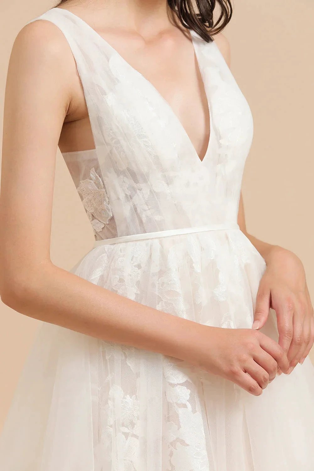 V-Neck Tulle Lace Appliques Simple Wedding Dress Garden Wedding Gowns Floor Length (ZD14764)