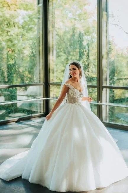 Vintage Princess Off-the-shoulder V-neck Sleeveless Lace Wedding Dresses (ZD14973) - VelvetHem