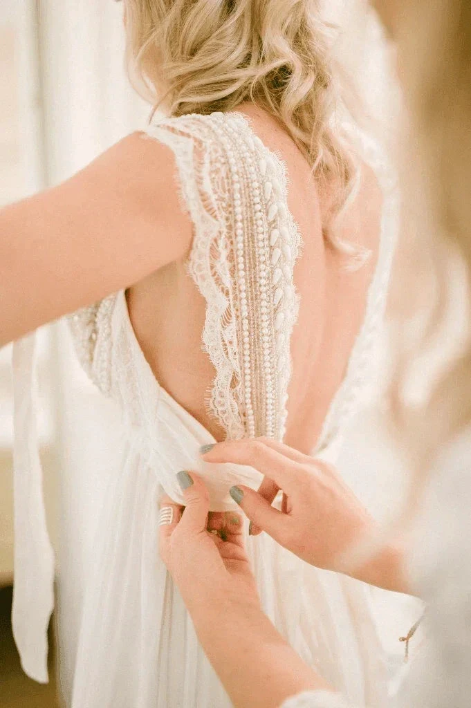 Wedding Dresses Modest Deep V-neck Beach Open Back Bridal Gowns (ZD16253)