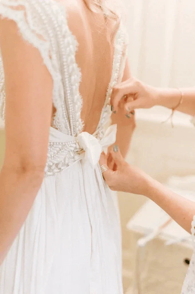 Wedding Dresses Modest Deep V-neck Beach Open Back Bridal Gowns (ZD16253)