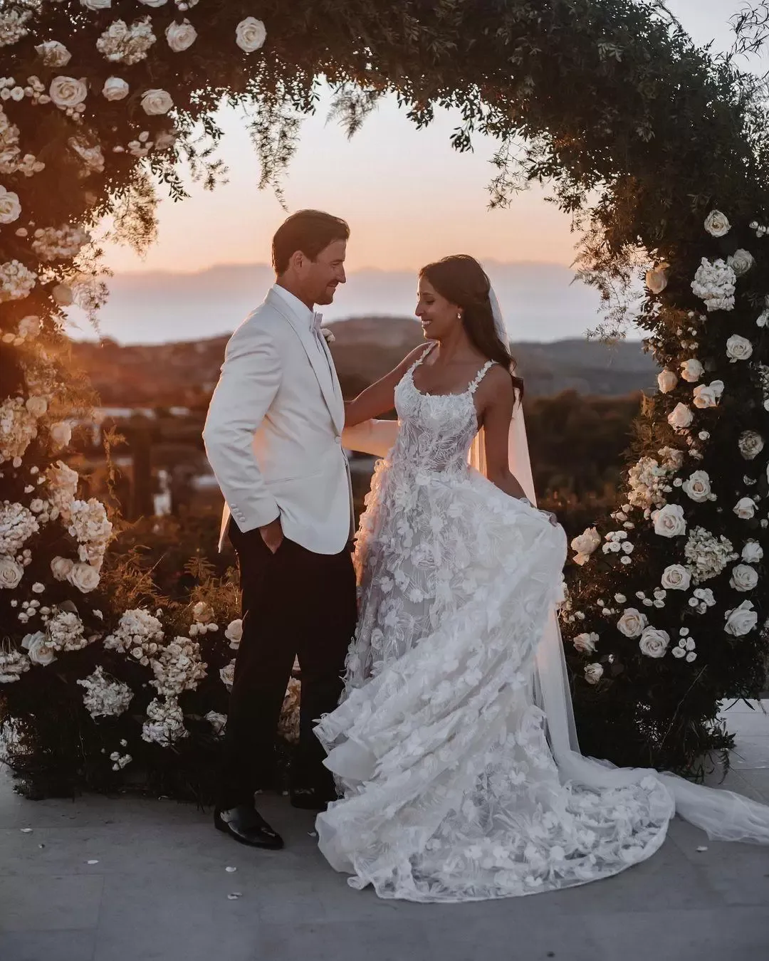 3D Flowers Appliques Long Wedding Dress Princess Bridal Gown fg7373 - View 4 | VelvetHem