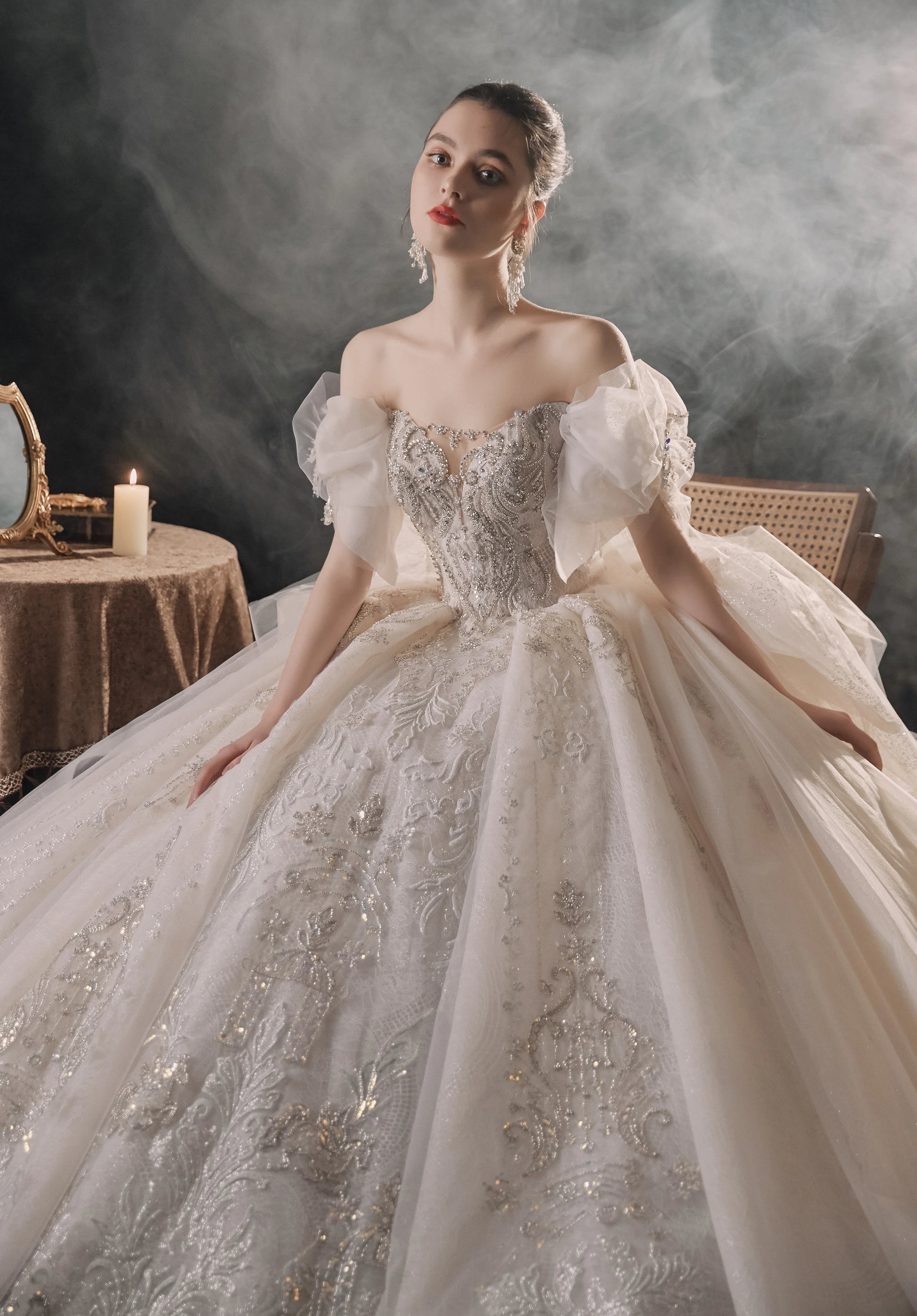 Elegant Off-the-Shoulder Ball Gown Sweetheart Neckline Tulle Puff Sleeve Beaded Lace Wedding Dress with Scalloped Train E-306 (ZD16885)