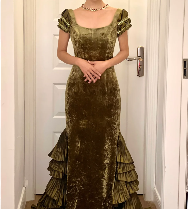Retro Elegant Green Mermaid Square Neck Short Sleeve Layered Ruffle Velvet Train Prom Dress Evening Dress - View 2 | VelvetHem