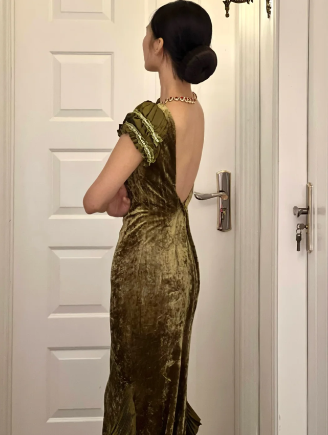 Retro Elegant Green Mermaid Square Neck Short Sleeve Layered Ruffle Velvet Train Prom Dress Evening Dress - View 4 | VelvetHem