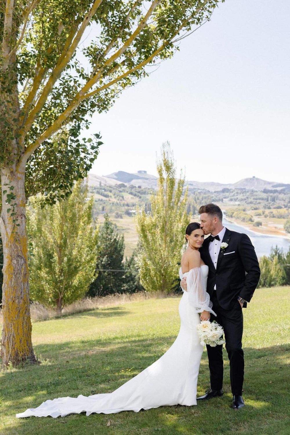 Mermaid Sweetheart White Wedding Dress with Detachable Sleeves - View 2 | VelvetHem