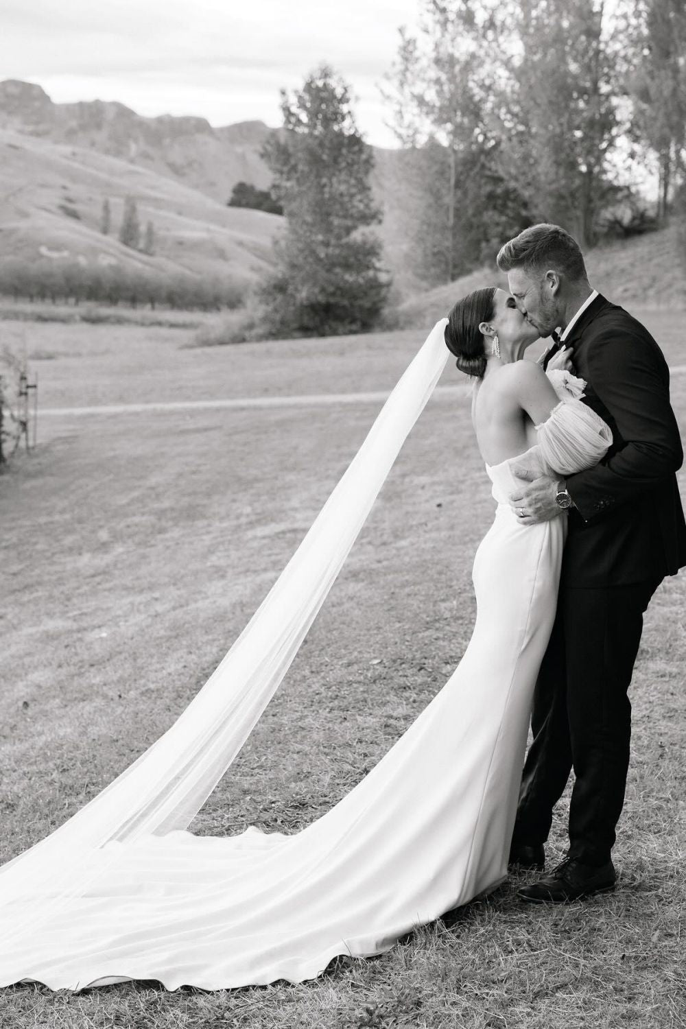 Mermaid Sweetheart White Wedding Dress with Detachable Sleeves - View 3 | VelvetHem