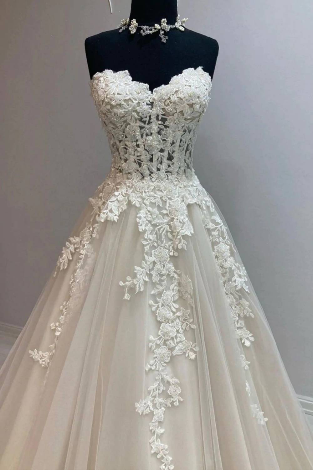 Princess A Line Sweetheart White Wedding Party Dress with Appliques - View 2 | VelvetHem