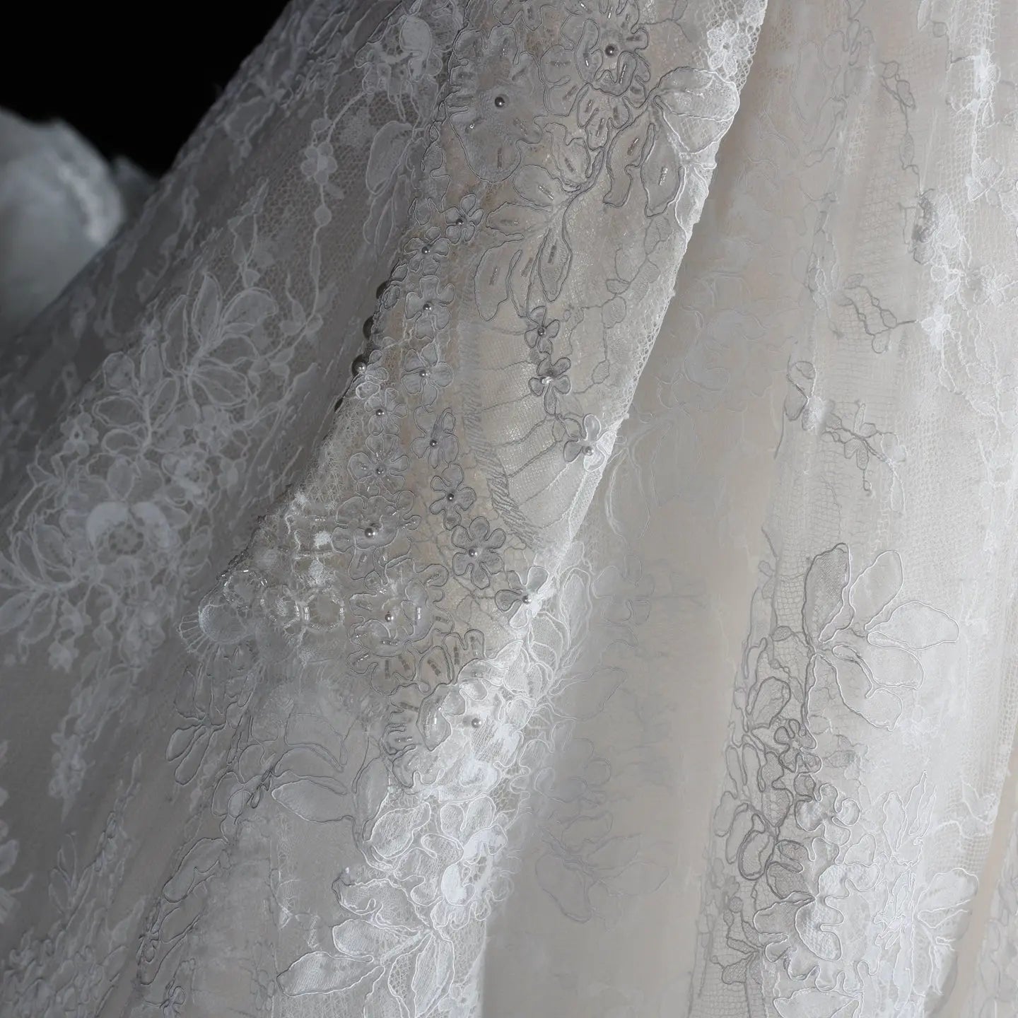 White Floral Lace Ball Gown Wedding Dress with Sweetheart Neckline and Detachable Long Sleeves ZP015