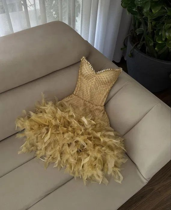 Luxurious Yellow Strapless Sequin Beaded Feathers Sheath Cocktail Dress Short Homecoming Dress