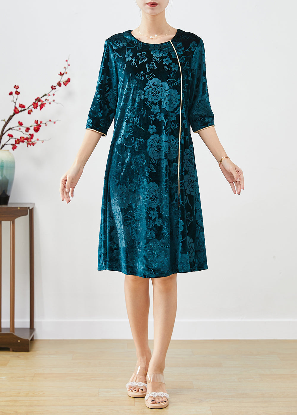 Effortlessly Elegant Dress with a Timeless Design