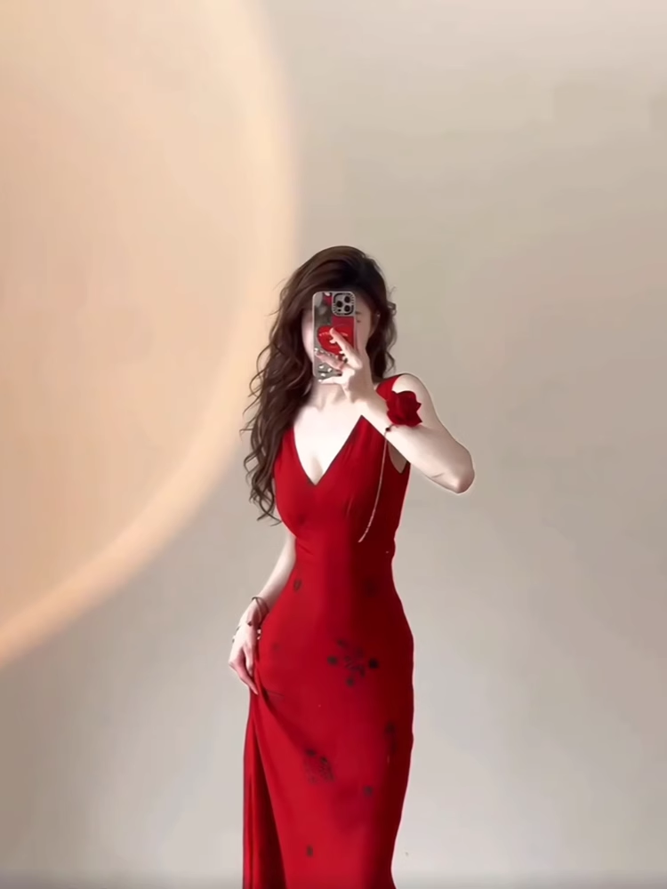 Chic Sheath Straps Red Satin Long Prom Dresses Birthday Outfits - VelvetHem