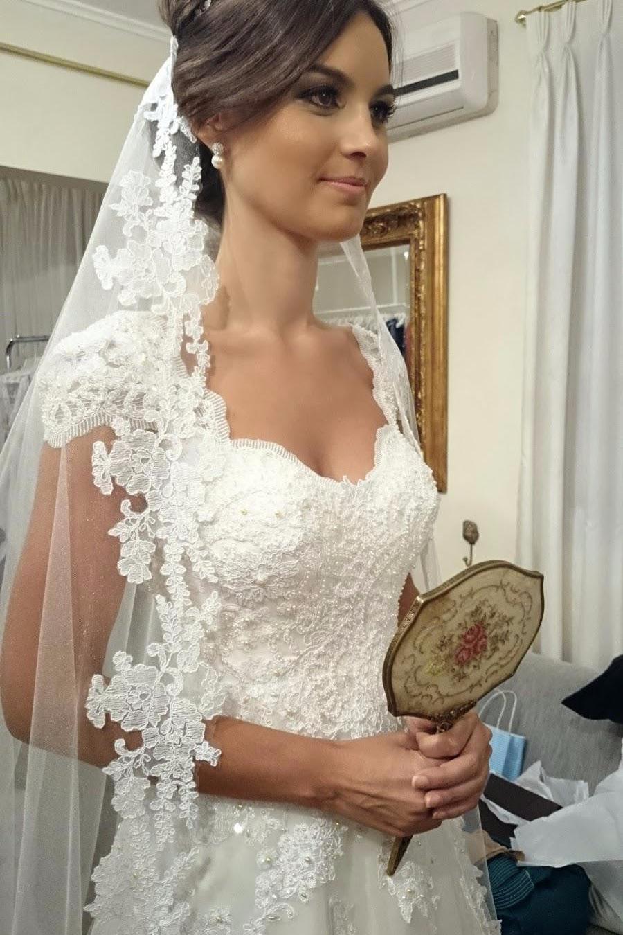 A-Line White Lace Long Beach Wedding Dress with Beadings Elegant Applique Short Sleeve Zipper Bridal Gown