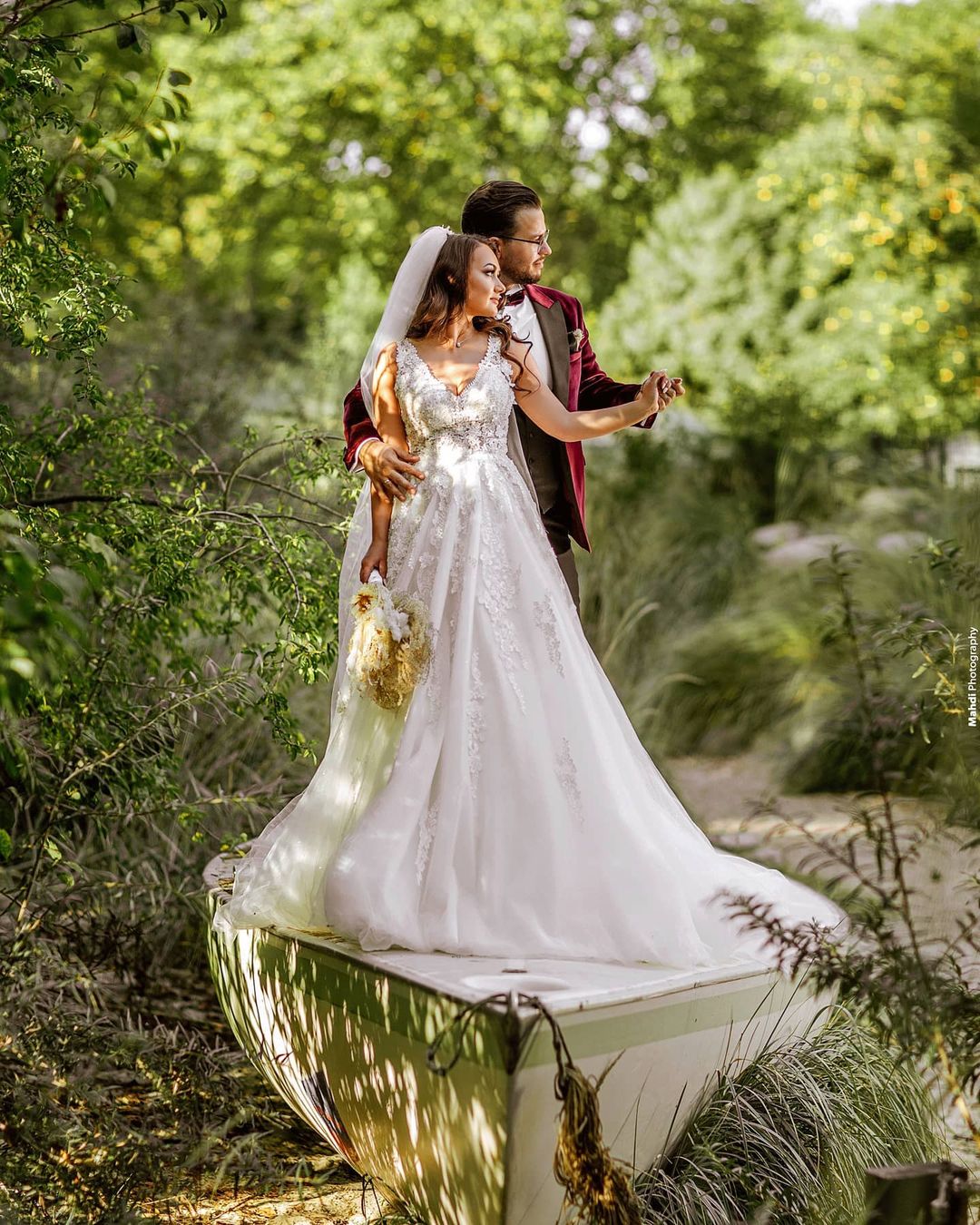 Boho V-Neck Tulle Lace Garden Bridal Dress with Floral Appliques