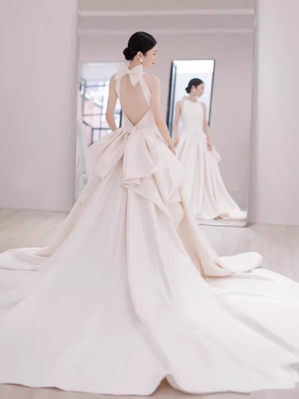 Vintage Ball Gown Scoop Neckline Backless White Long Wedding Dresses - View 3 | VelvetHem