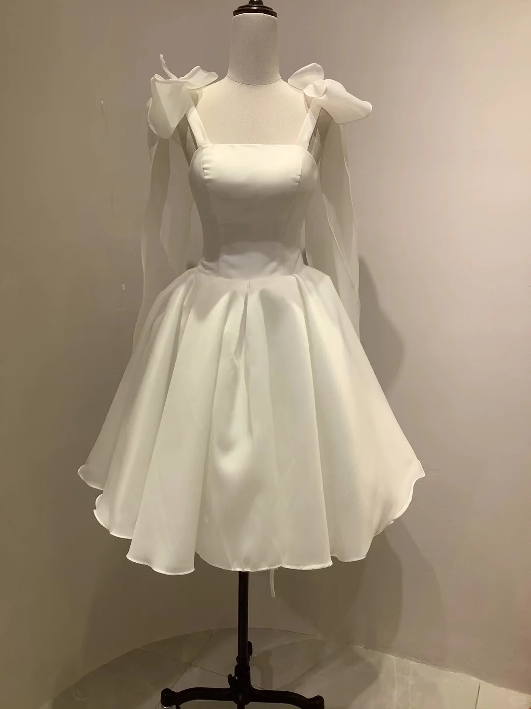Elegant A Line Spaghetti Straps Satin Short Homecoming Dress 18th Birthday Outfits
