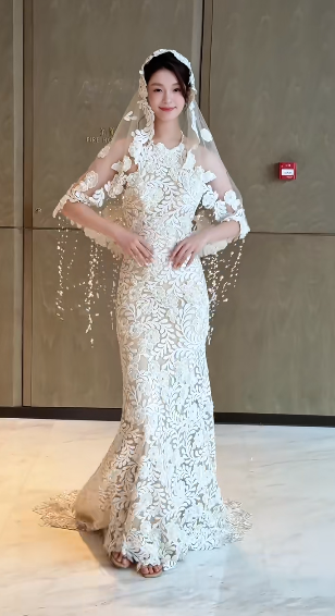 Gorgeous Mermaid Halter Tulle Lace Applique With Veil Long Wedding Dresses