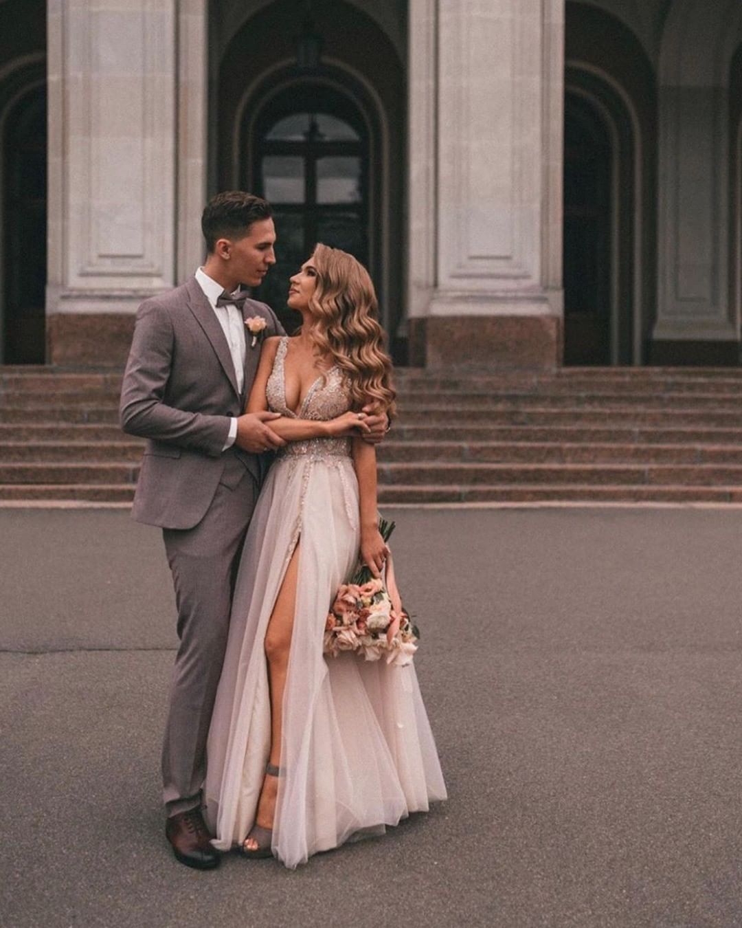 Charming A-Line V-neck Lace Beach Wedding Dresses with Split
