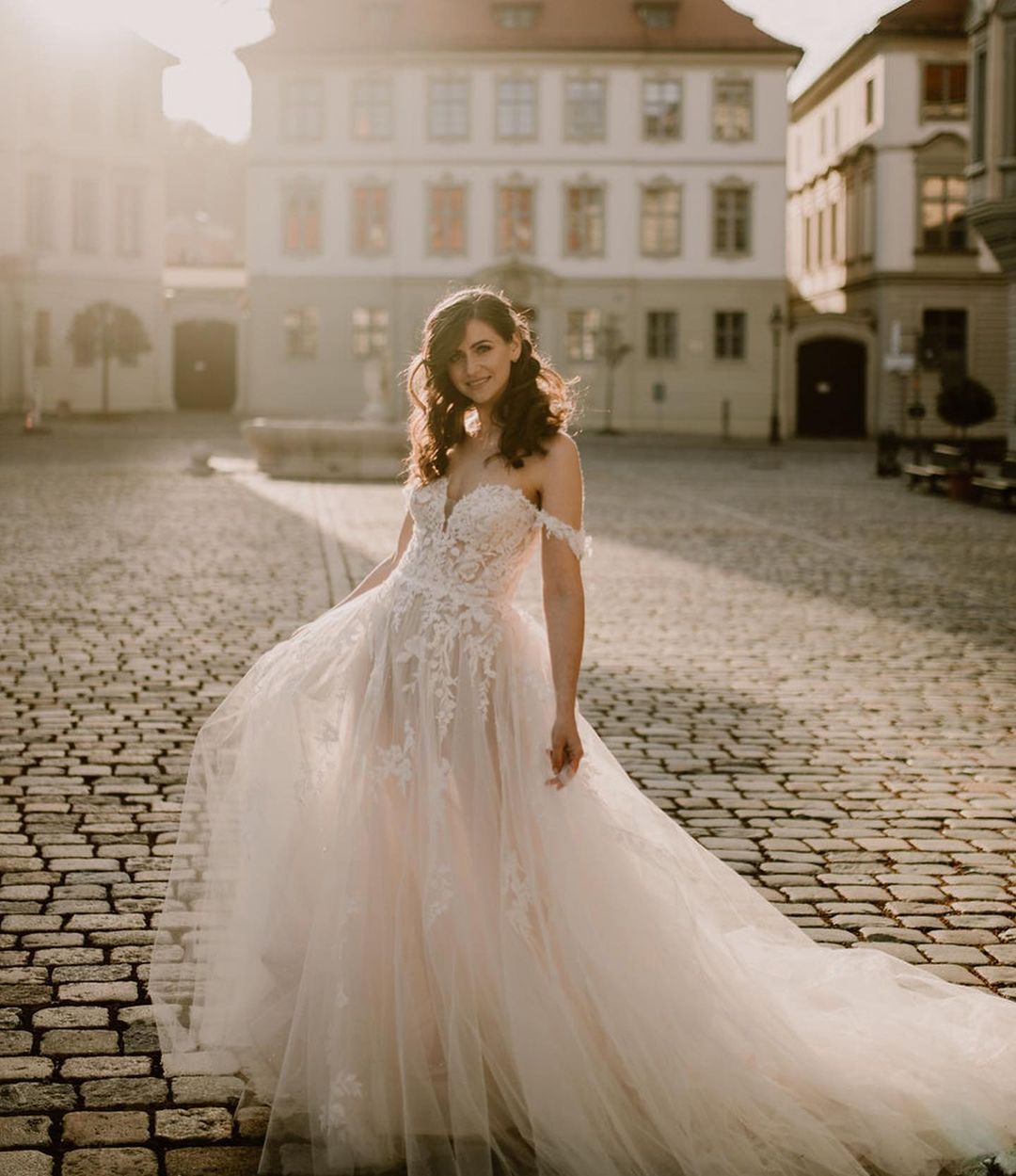 Charming Off The Shoulder Tulle Nude Pink Appliques Beach Wedding Dresses