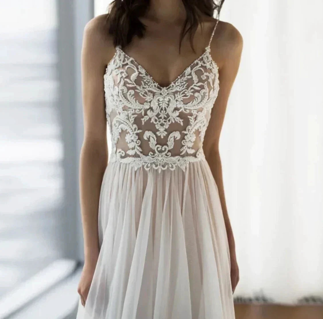 Charming Spaghetti Straps V Neck Wedding Dresses Lace Appliques Backless Tulle A Line Bridal Gowns Sweep Train Robe (ZD14251)