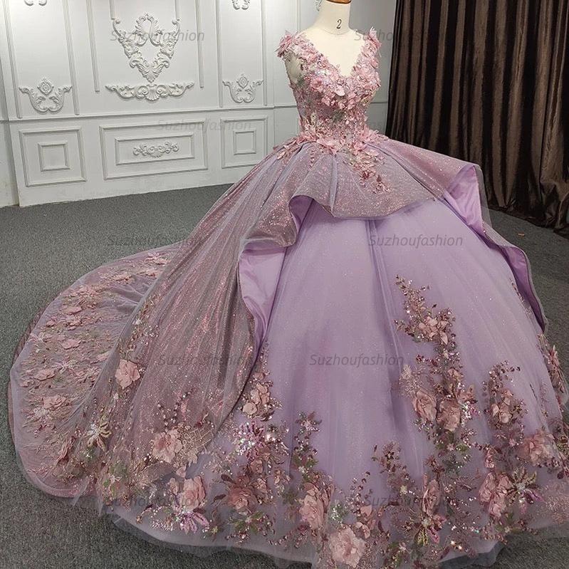 Chic & Modern Ball Gown V Neck Lace Appliques Beaded Tiered Lilac Tulle Quinceanera Dress Princess Party Gown For Sweet 16