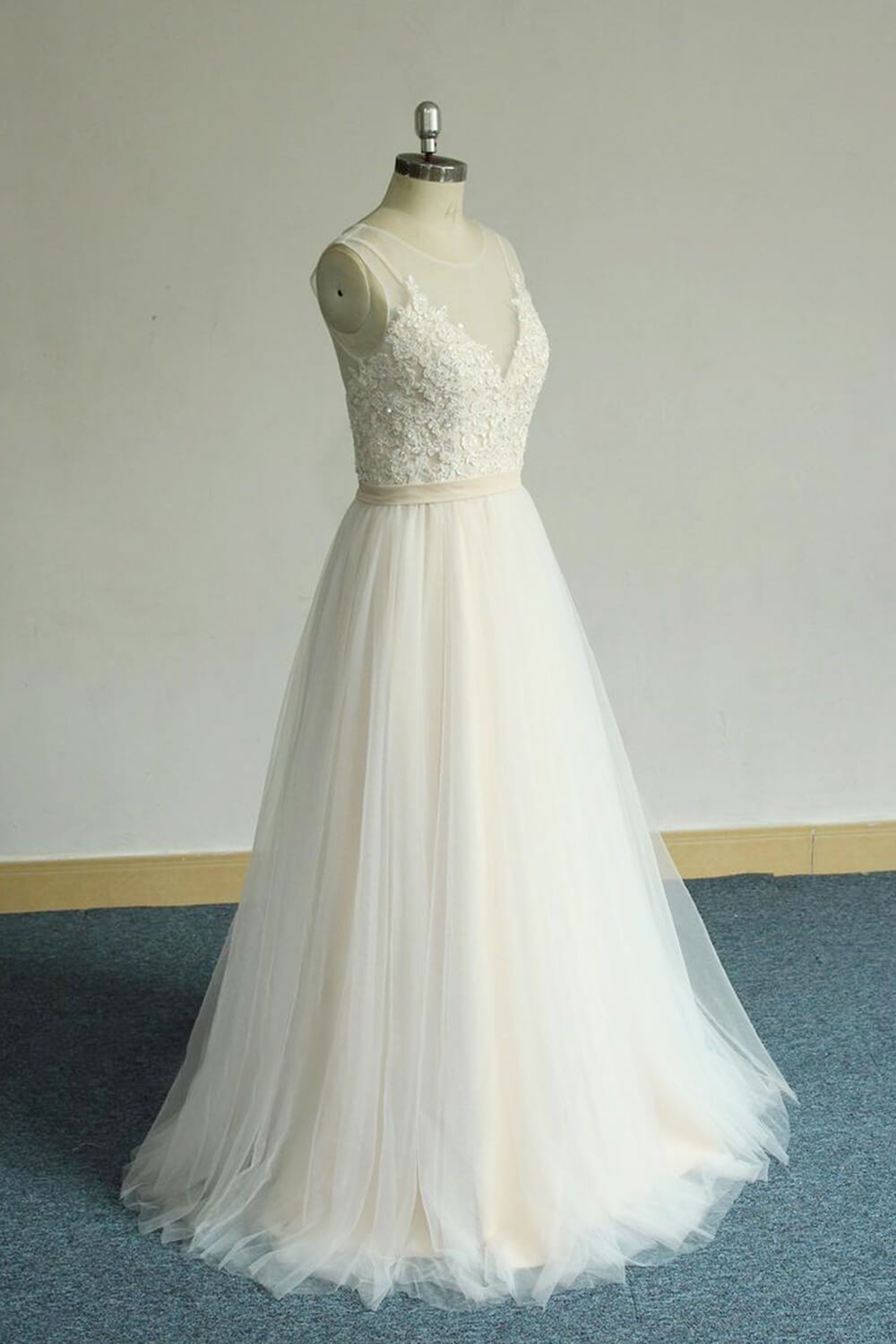 Chic Straps Sleeveless Appliques Wedding Dress | A-line Tulle White Bridal Gowns