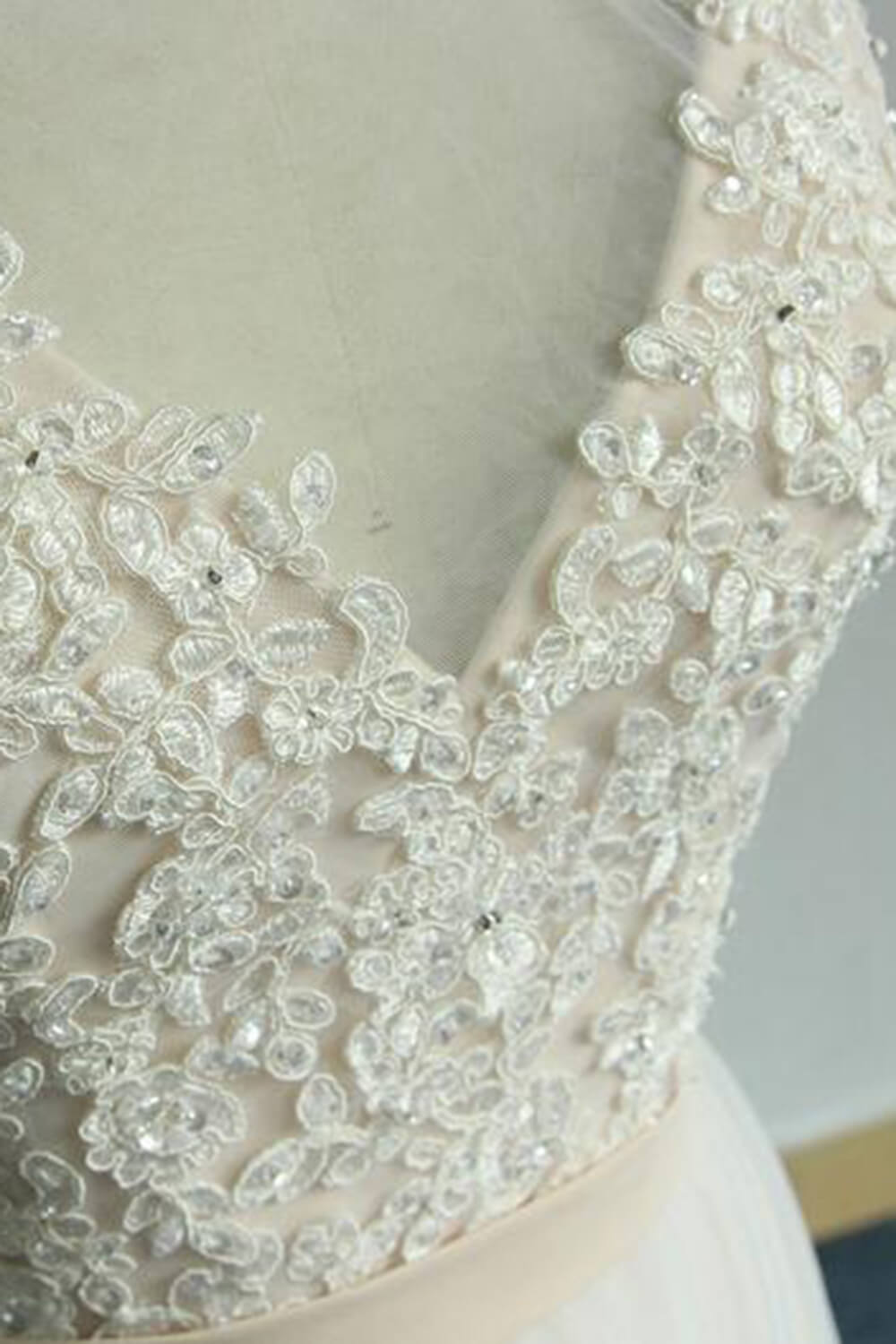 Chic Straps Sleeveless Appliques Wedding Dress | A-line Tulle White Bridal Gowns