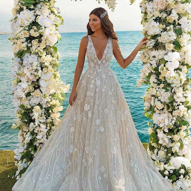 Chic V-neck A-Line Straps Tulle Lace Wedding Dress On Sale