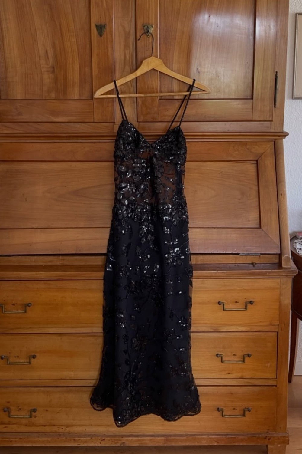 Chic Black Sheer Lace Midi Homecoming Dress with Floral Appliqu�� and Spaghetti Straps