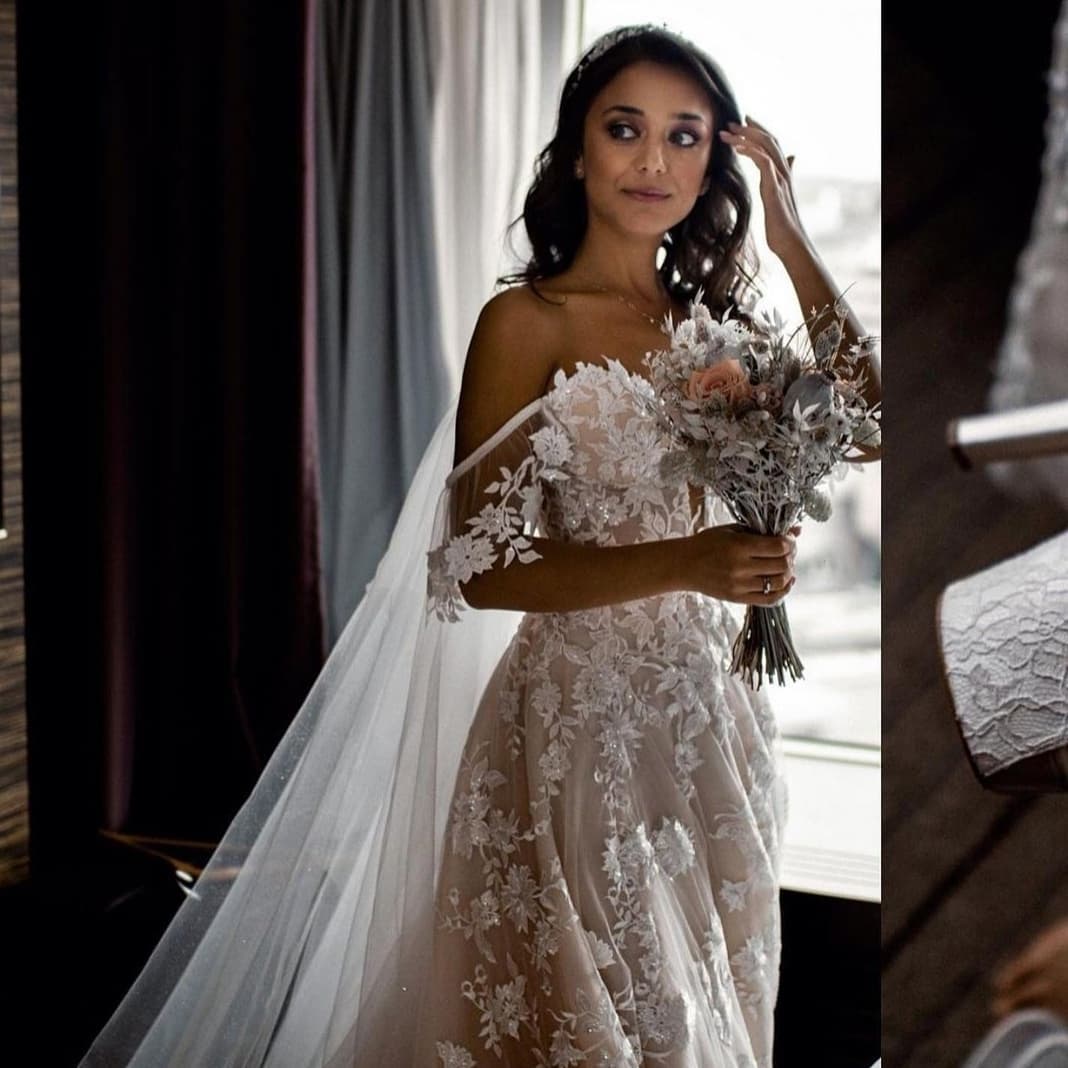 Classic Off-the-Shoulder Beach Wedding Dress With Lace Appliques Bridal Gowns