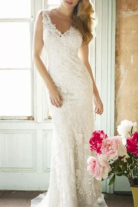 Country Plus Size Sheath Beach Wedding Dress V-neck Lace Sleeveless Bridal Gowns with Sweep Train