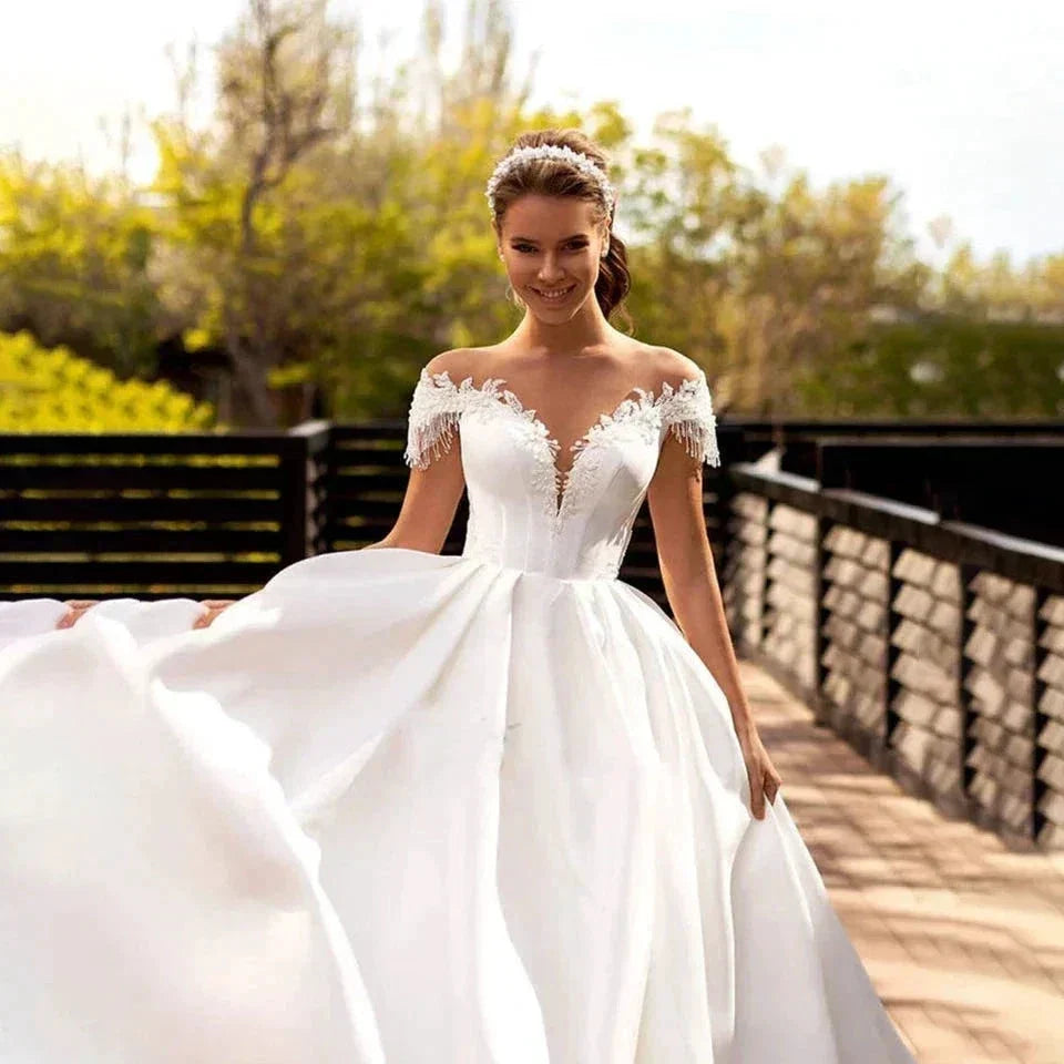 Custom Made Princess Wedding Dress A Line Beaded Lace Appliques Bride Dresses Illusion Back Party Dress Long Train Wedding Gowns (ZD14102)