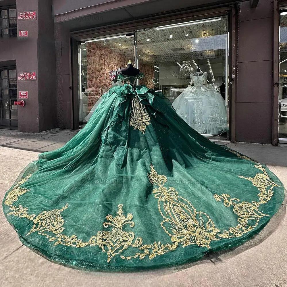 Elegant Ball Gown Off Shoulder Gold Lace Appliques Beaded Ruffles Emerald Green Tulle Quinceanera Dress Princess Birthday Party Gown For Sweet 16