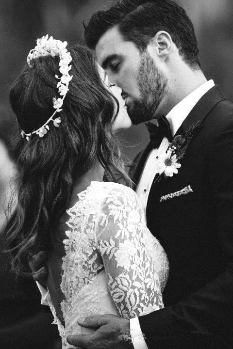 Elegant Lace Long Sleeve Wedding Gowns Latest V-Neck Open Back Beach Bridal Dresses