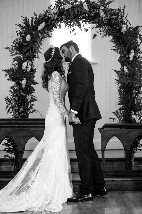 Elegant Lace Long Sleeve Wedding Gowns Latest V-Neck Open Back Beach Bridal Dresses