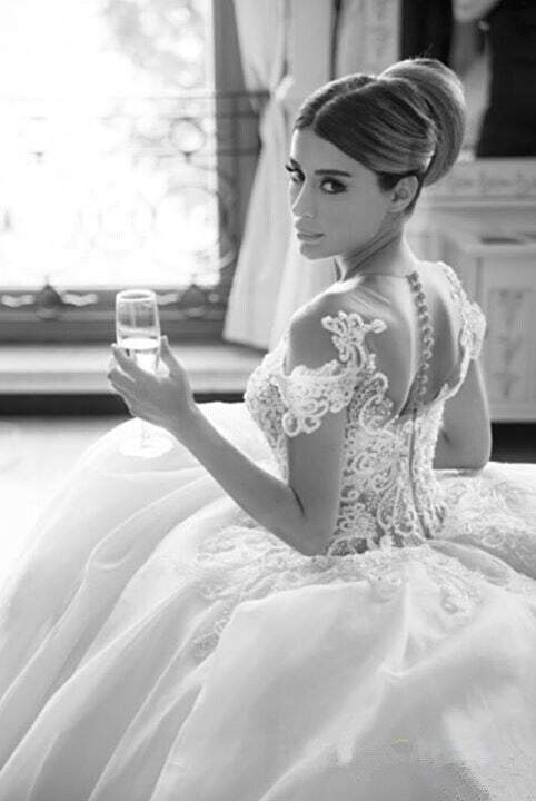 Elegant Lace Princess Ball Gown Wedding Dresses Sheer Mesh Neck Buttons Popular Bridal Dresses