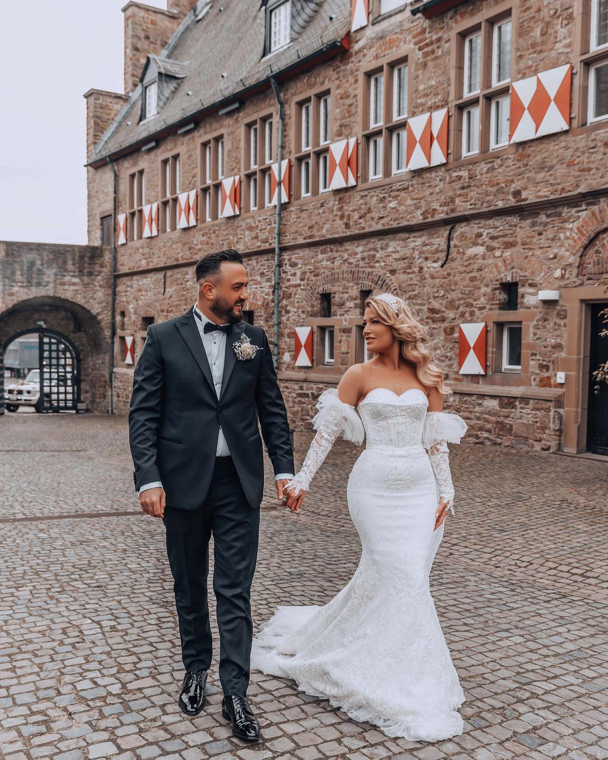 Elegant Long Sleeves Mermaid Beach Wedding Dresses With Lace