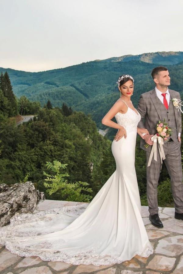 Elegant Spaghetti-Straps Lace Beach Wedding Dress Mermaid Bridal Gowns