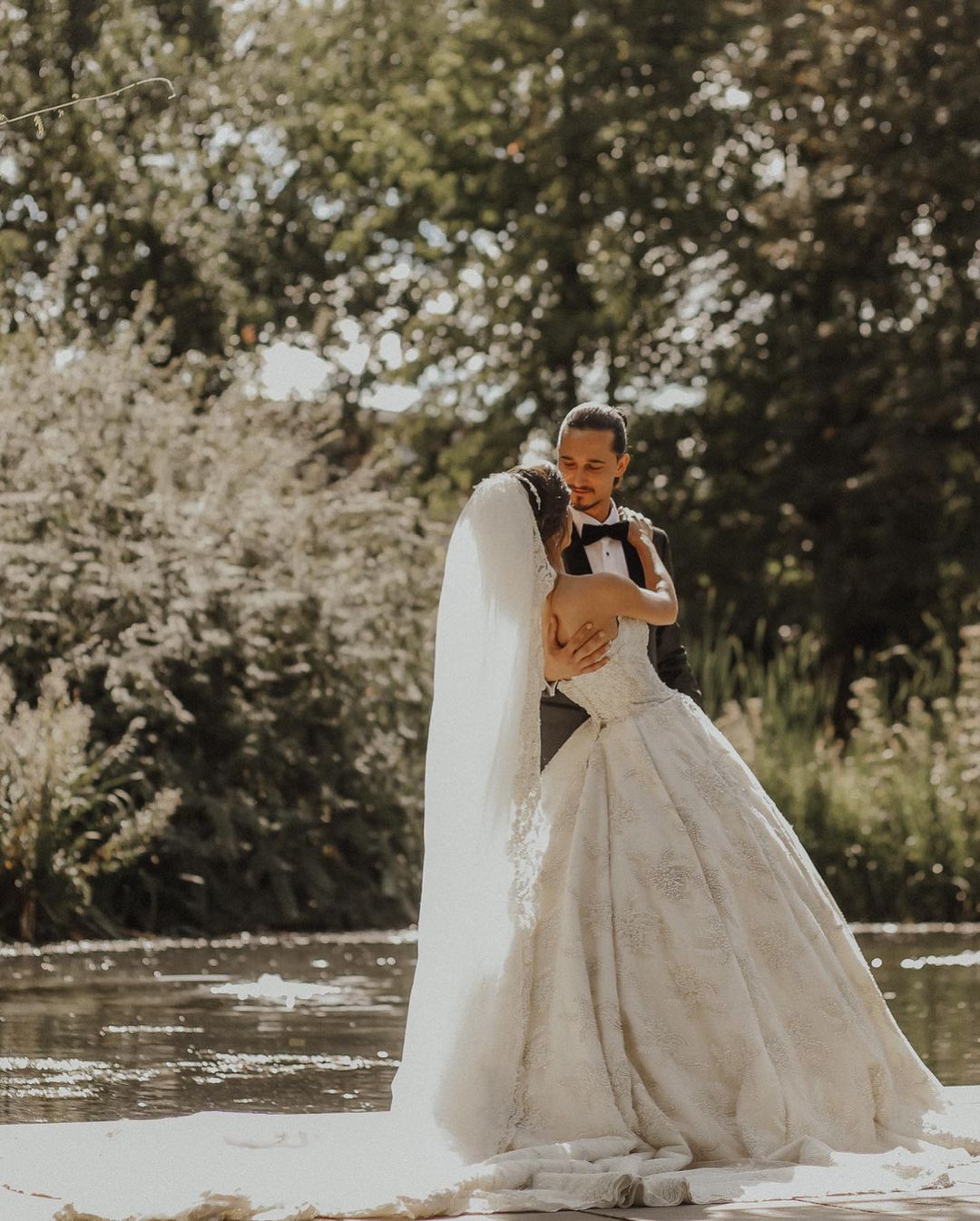 Elegant Sweetheart Sleeveless A-line Bridal Dress