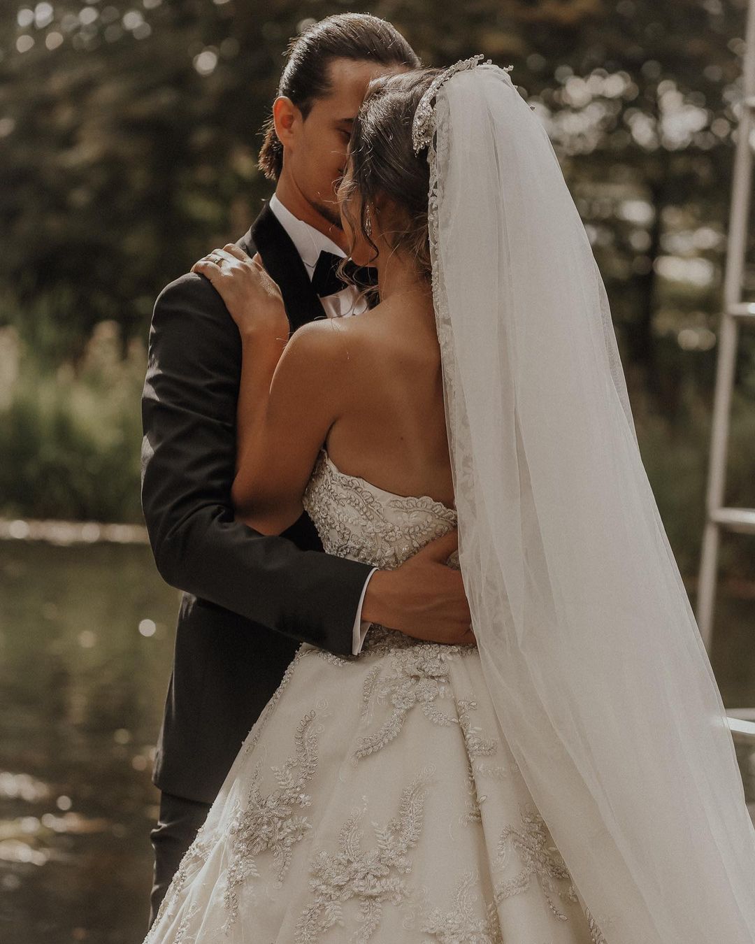 Elegant Sweetheart Sleeveless A-line Bridal Dress